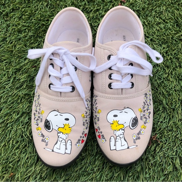 The Bradford Exchange Happiness is Friendship Peanuts Snoopy Sneakers - Picture 4 of 10